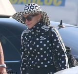 组图：56岁麦当娜黑白运动混搭现身 登游艇出海