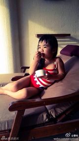 组图：姐姐Grace销魂泳装女神范 吃冰激凌花脸