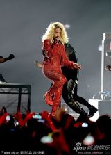 组图：Rita Ora撑黑伞演出 红色蕾丝连身裤秀身段