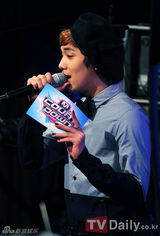 组图：李弘基成MCountdown新主持 SJ白西装亮相帅气