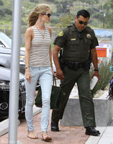 高清组图：惠特莉和男友杰森亮相 牛仔裤秀长腿