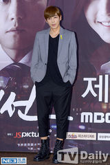 组图：金明敏朴敏英系黄丝带宣传《改过迁善》