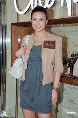 组图：廖碧儿生日避谈陈豪 不理会与富二代恋情传闻