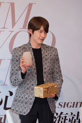 组图：金宇彬上海会粉丝 最想合作成龙章子怡