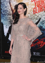 组图：邦女郎伊娃裸色长裙古典 赴首映变表情帝