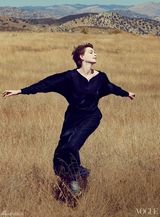 组图：安妮海瑟薇登《Vogue》短发演绎率真自我