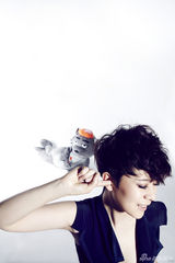 组图：海清最新时尚封面曝光 俏皮演绎另类优雅