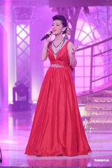 组图：历任港姐聚首 朱玲玲赞张名雅皮肤好