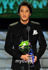 组图：韩星刘在锡再捧MBC大奖 2AM与2PM等到场助阵