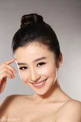 组图：陶慧娜清新裸妆写真 肌肤柔嫩笑容甜美