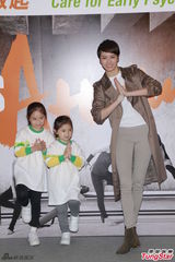 组图：梁咏琪豪乳老公称赞 林德信庆生松冈欠吻