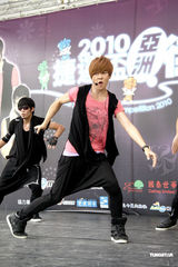 幻灯图：唐禹哲与彭于晏扮帅气选手大玩街舞