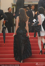 组图：C罗超模女友走秀豪放镂空裙秀美乳蛮腰