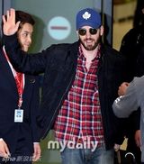 组图：“美队”克里斯抵韩拍《复联2》粉丝接机