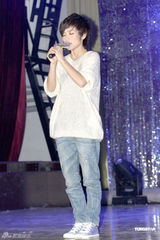 高清图：许飞为公益募捐眼镜框 呼吁为俞灏明祈福