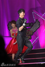 组图：第三届风云新人盛典 韩庚欢快跳“喜洋洋”