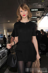 组图：泰勒短发新造型现身 红唇黑裙展古典美