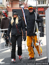 组图：希尔顿携小男友现身雪场 滑雪不忘拗造型