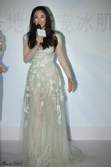 组图：张雨绮淡雅镂花长裙出镜 尽显女人味