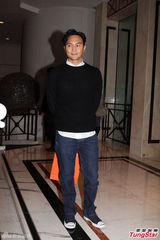 组图：诸葛梓岐儿子百日宴 张智霖赠床上用品