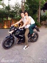 组图：韦唯三子和老虎霸气合影 骑摩托带母兜风