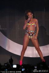 组图：蕾哈娜开唱大胆自摸 穿比基尼豪放劈腿