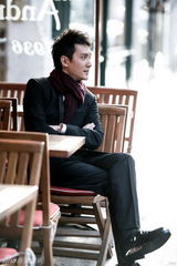 组图：冯绍峰漫步巴黎街头展招牌式微笑