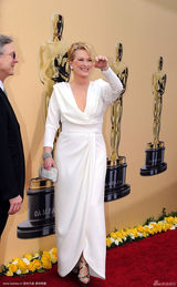 高清组图：梅丽尔-斯特里普V领白裙庄重大方