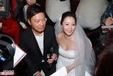 组图：香港艺人钱嘉乐汤盈盈结婚 接吻秀对戒