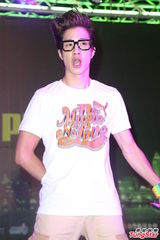 组图：桂纶镁凤小岳出席活动相约夜跑