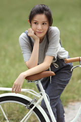 组图：邬靖靖写真清丽灵动 气质纯美一笑一芙蓉