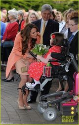 组图：凯特王妃大肚做访问 被传怀小王子