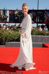 组图：《警官之妻》首映 双胞胎小萌娃亮相抢镜