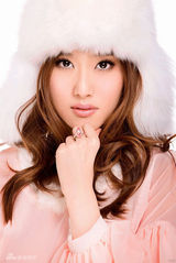 幻灯图集：张如意冬日写真 粉色装扮暖意融融