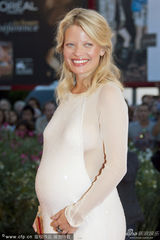 组图：《零点定理》首映 梅兰尼挺大肚亮相