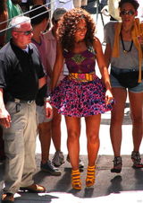 幻灯：碧昂斯与艾丽西亚合作新曲 拍MV比拼性感