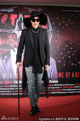 高清图：GD格格巫造型台北造势 笑称拄拐帅