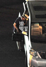 独家：陈凯歌陈红随性打扮恩爱回京