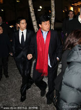 幻灯图：成龙现身柏林街头引骚动 与粉丝签名合影