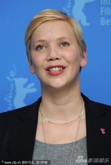 组图：电影《仁慈》发布会 沃格尔亲密搂女主角