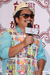 组图：天心黑色深V礼服性感出席记者会