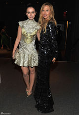 组图：丽莉-柯林斯老鹰图案礼服亮相