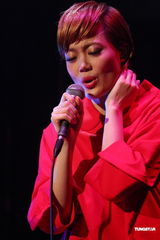 组图：容祖儿睽违11年台北开唱 一身大红烧乌龟