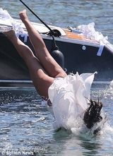 组图：F1总裁千金大婚奢靡派对 吻同性入水走光