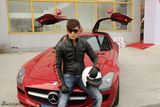组图：焦恩俊赛车场遇孙菲菲 香车配美人呼过瘾