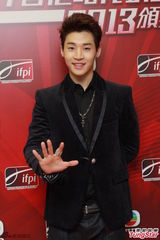 组图：谭咏麟劝祖儿多休养 何韵诗认与女友外游