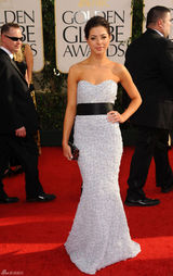 高清图：吉雅-曼特那纳亮相 裹胸长裙尽显亭亭玉立