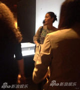 组图：王菲力挺前夫事业 休闲装亮相李亚鹏展览