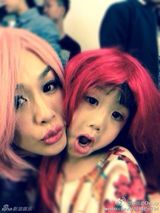 组图：钟丽缇变身包租婆 母女搞怪变装耍宝卖萌