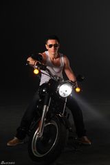 组图：黄晓明时尚运动片大片酷帅有型